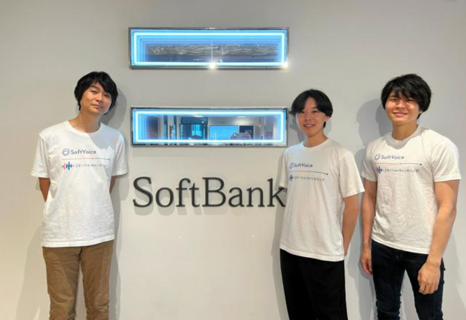 カスハラ対策でAI音声変換の技術を開発したソフトバンクの（左から）中谷敏之さん、今村俊雄さん、高原周平さん=同社提供