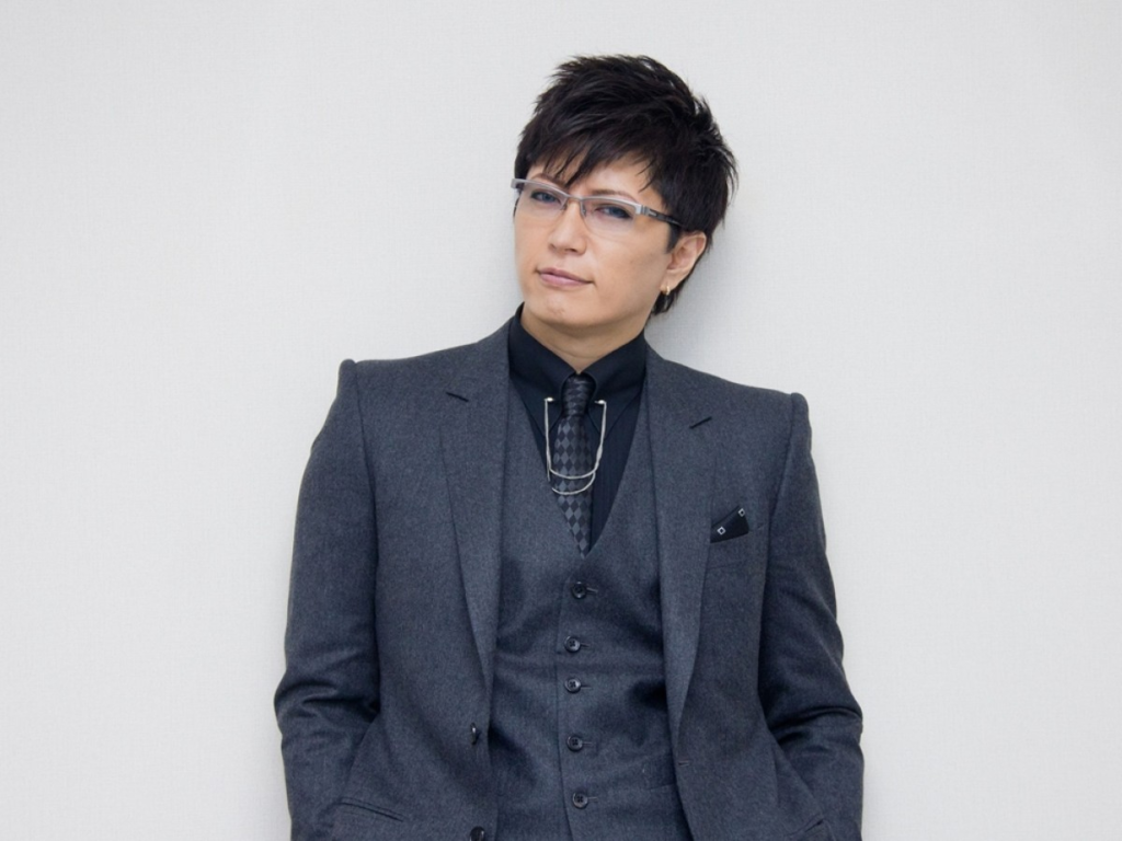 スーツ姿のGACKT