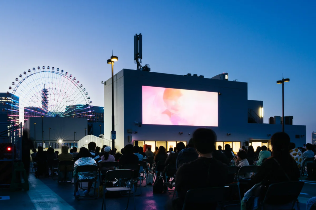 横浜の夜景と映画が融合！無料で楽しめる「Seaside Cinema 2025」5月開催決定