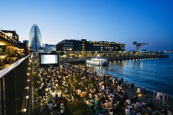 横浜の夜景と映画が融合！無料で楽しめる「Seaside Cinema 2025」5月開催決定