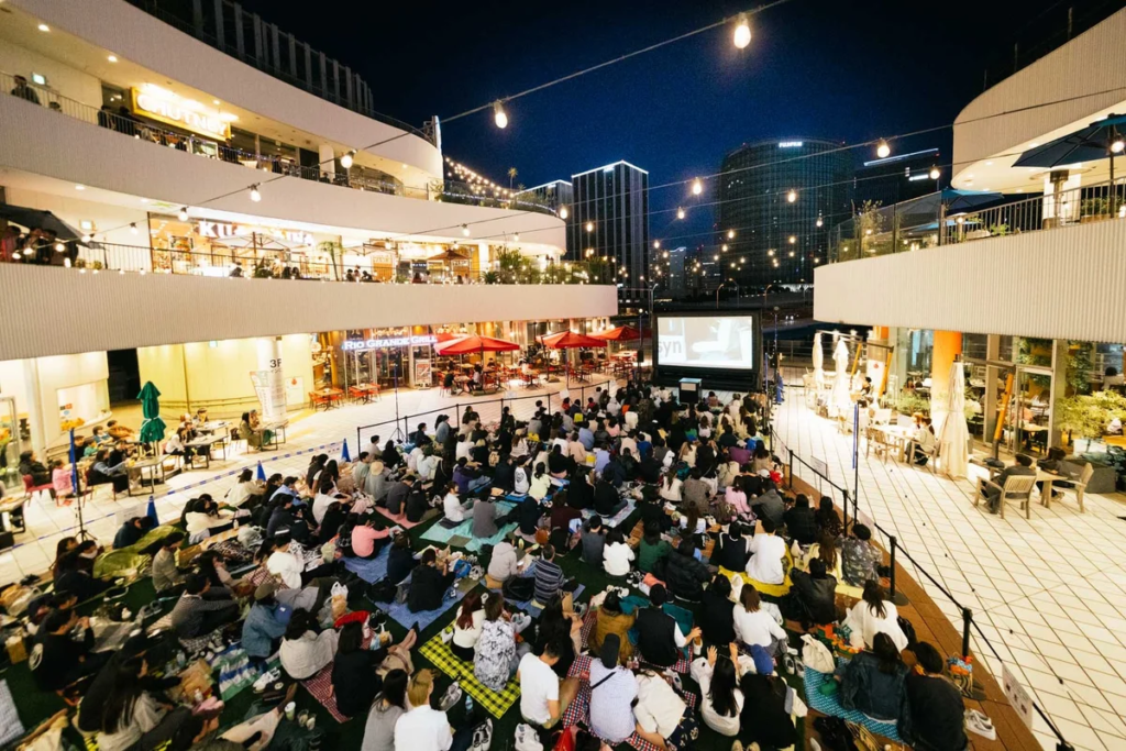 横浜の夜景と映画が融合！無料で楽しめる「Seaside Cinema 2025」5月開催決定