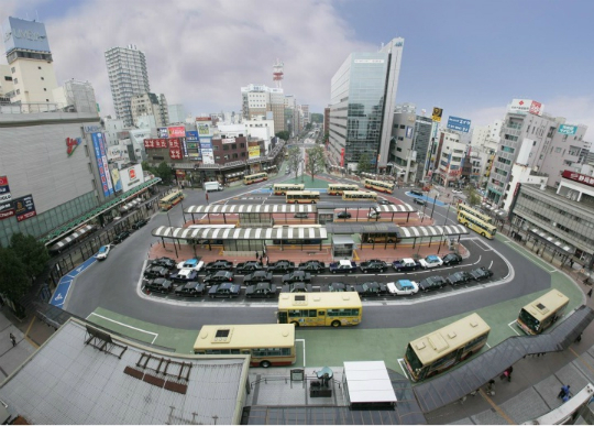 平塚市は平成20年から21年にかけて平塚.駅北口広場のバリアフリー化工事を行いました。