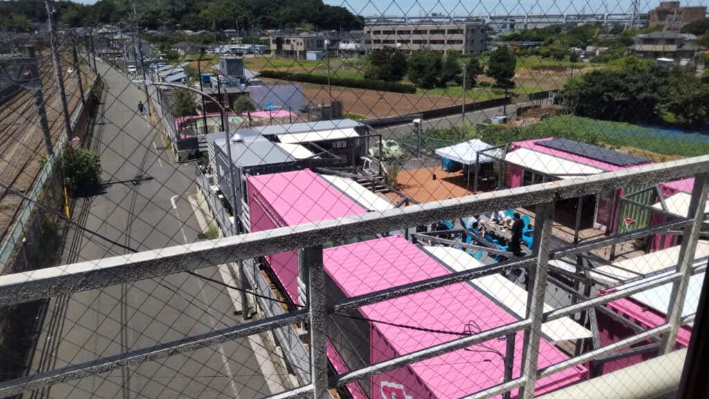 小机駅の北側。