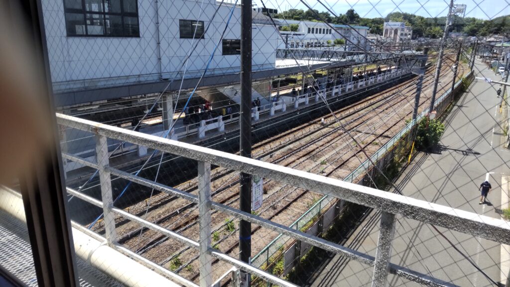 小机駅ホームの画像