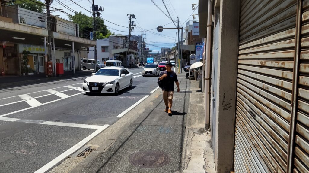 筆者撮影 2025/7/19 南口を出ると、道路の左右に商店街さしき雰囲気が・・・。