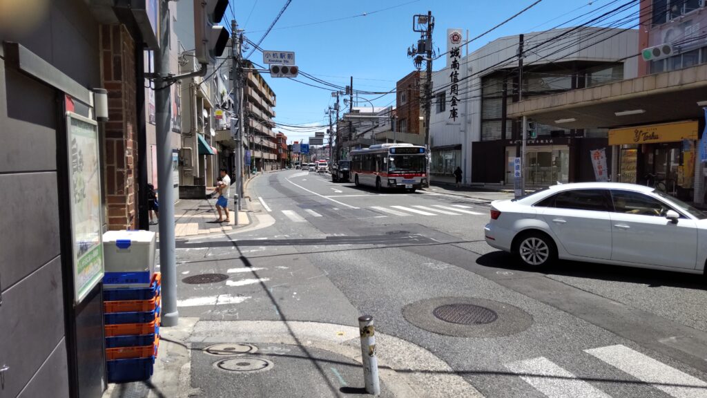 筆者撮影 2025/7/19 南口を出ると、道路の左右に商店街さしき雰囲気が・・・。