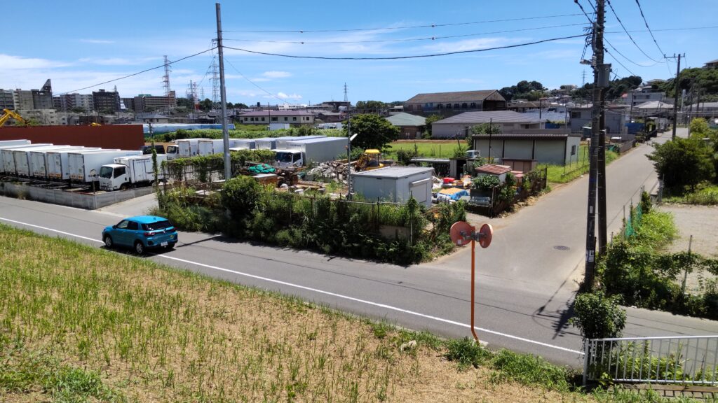 筆者撮影 2025/7/19 小机駅北口は、まだこのような感じが残ってます。