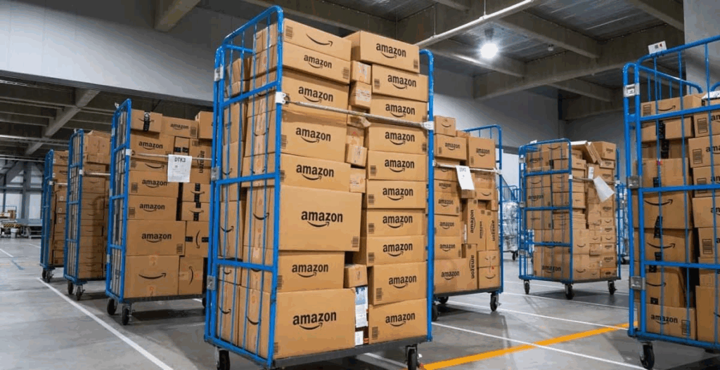 Amazon倉庫で出荷される商品の準備が、整った風景。