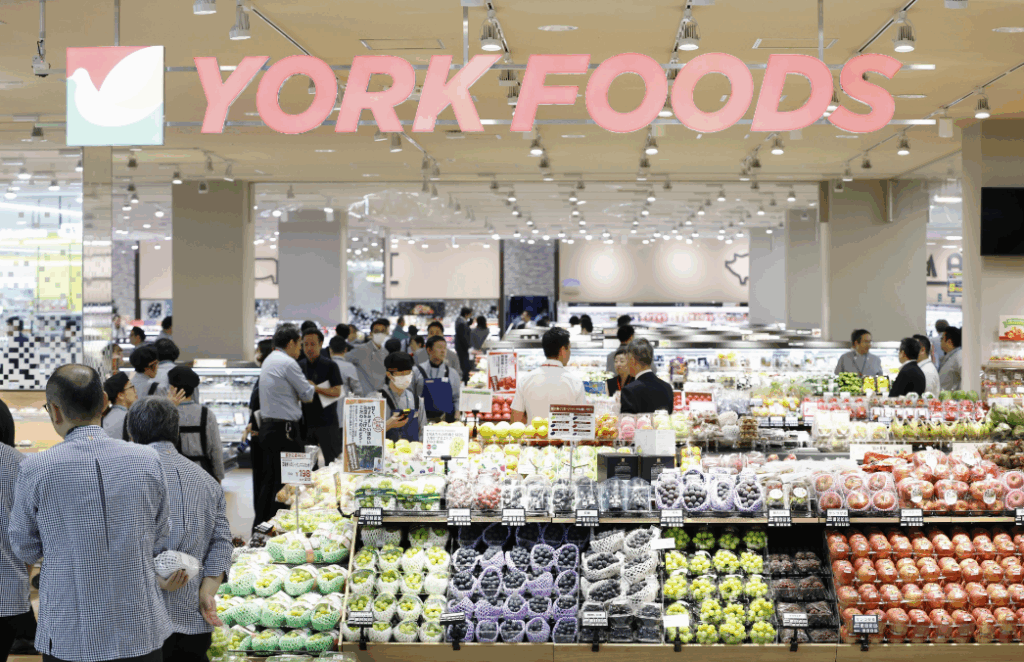 YORK FOODS 店内の様子。