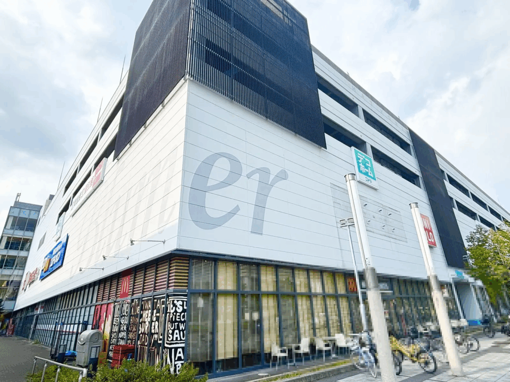 ロピアが入るブルメールHAT神戸の外観。