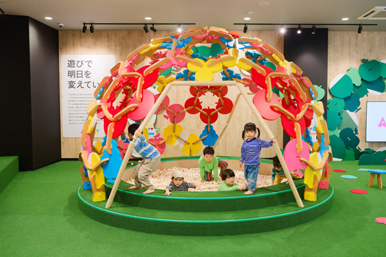ASOBLEと信州大学の共同開発で生まれたドーム型の遊具。
南極基地でも使われている「ジオデシックドーム」と呼ばれる丈夫な構造でできており、 フルーツ型パネルをつかって、遊んで楽しみながら地元を学べます。