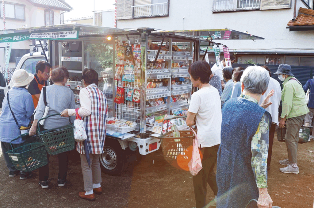 マルエツの移動販売の様子。