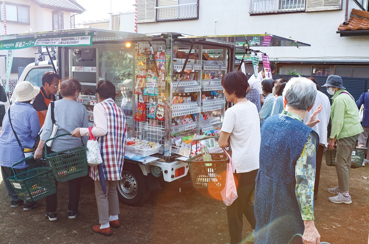 マルエツの移動販売の様子。