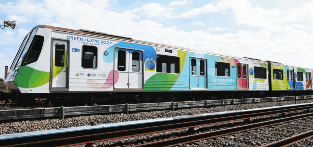 園芸博をPRするラッピングが施されたブルーラインの車両＝横浜市内で（市提供）