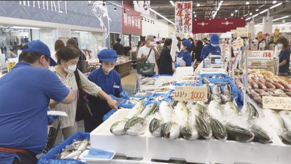 大繁盛しているバローの店内の様子。