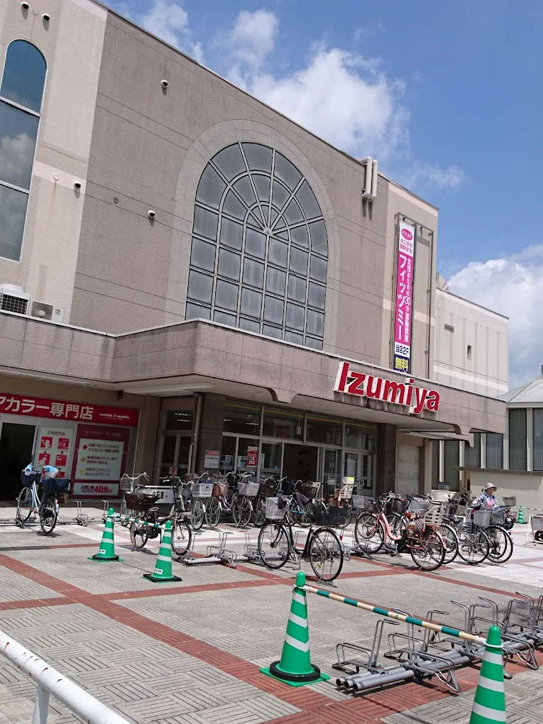 2023年5月、半世紀近い歴史に幕を下ろした「イズミヤショッピングセンター大久保」の外観画像