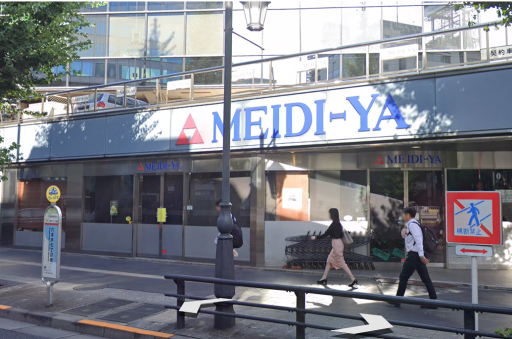 2026年2月16日で閉店する明治屋六本木ストアの外観写真。