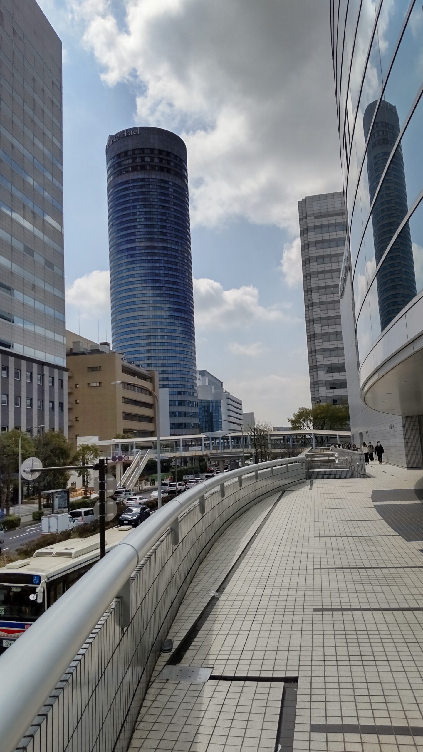 横浜アリーナ2階部分から見上げた新横浜プリンスホテルの外観画像。筆者撮影