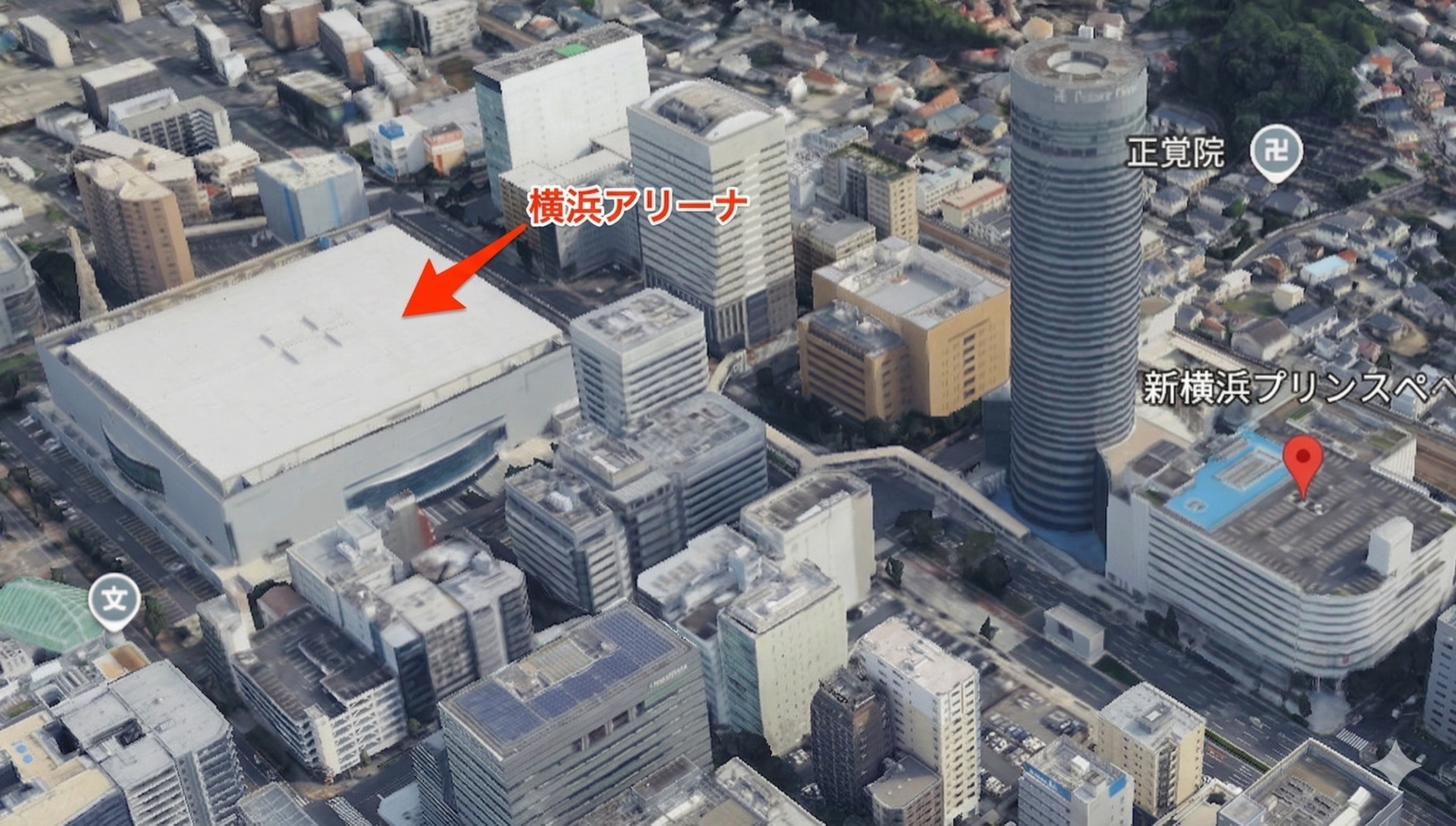 2027年3月に閉店する新横浜プリンスぺぺの外観。と横浜アリーナ左側の画像。