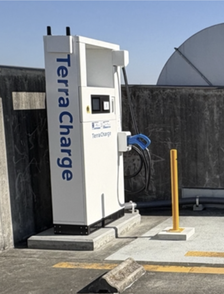 サミットストア向台町店にEV急速充電器が新設された画像。