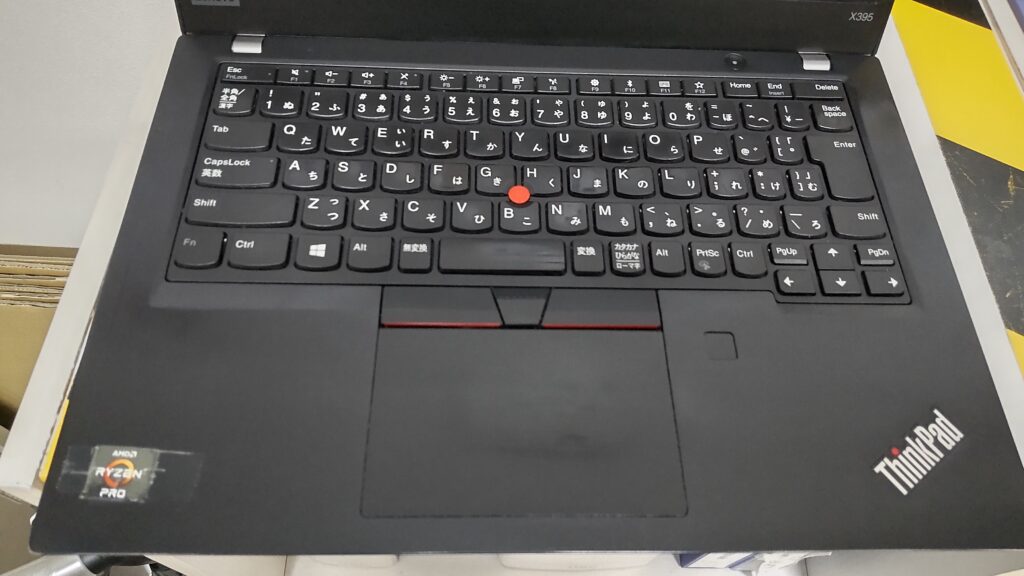 Amazonで29,800円で購入した中古ThinkPad X395のキーボードとトラックポイント。RYZEN PROステッカーも確認できる。