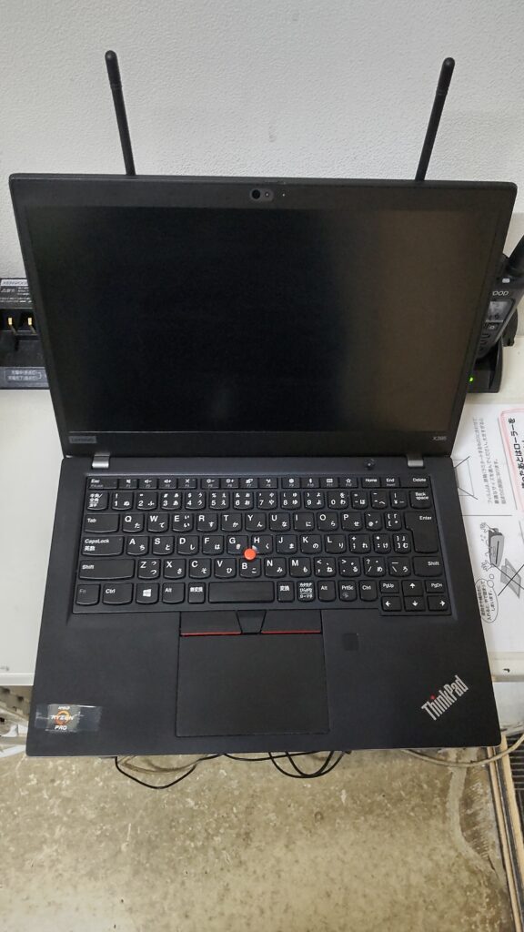 Amazonで29,800円で購入した中古ThinkPad X395のキーボードとトラックポイント。RYZEN PROステッカーも確認できる。