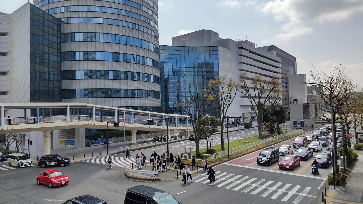 歩道橋から見た新横浜プリンスホテルと新横浜プリンスペペの外観画像