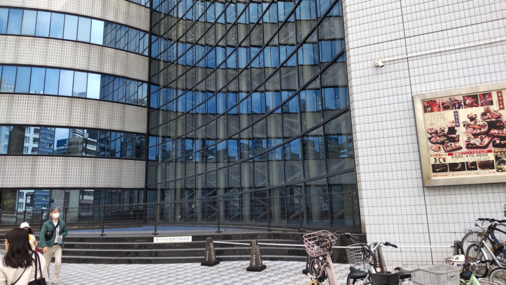 新横浜プリンスホテルと新横浜プリンスぺぺの境に当るガラスの壁面画像。