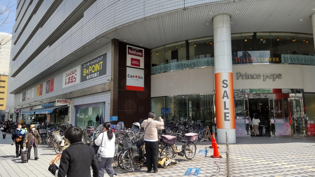 新横浜プリンスペペ入り口周辺の画像。