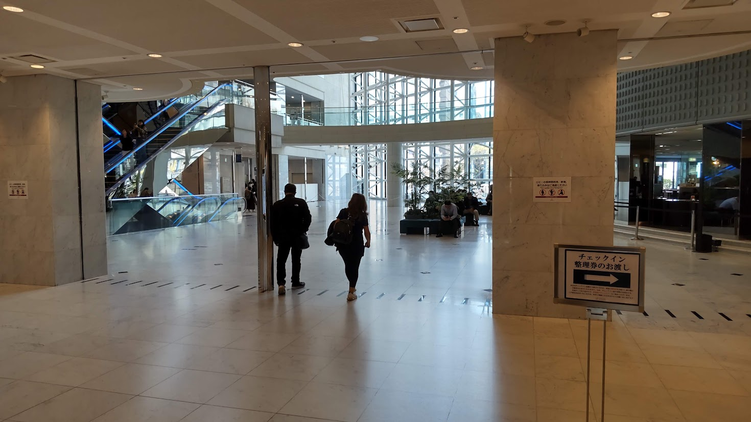 ホテルとぺぺの境にあるロビーの風景画像。画面右側がホテル、左側がぺぺ。