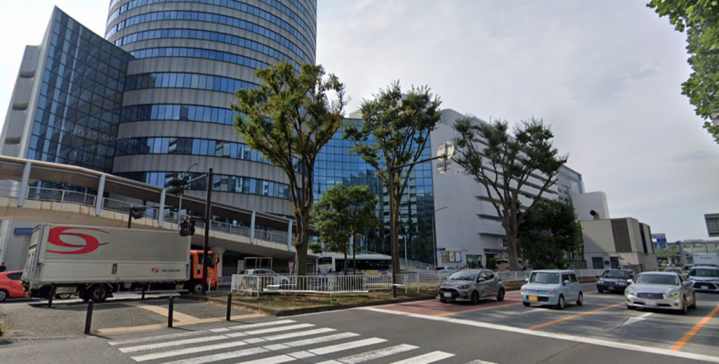 三井のリパーク 新横浜3丁目第7駐車場跡 横浜市港北区新横浜3-8-11の前方にある新横浜プリンスホテル