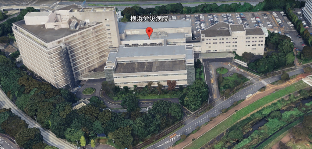 新横浜駅方向から見た横浜労災病院の外観画像。