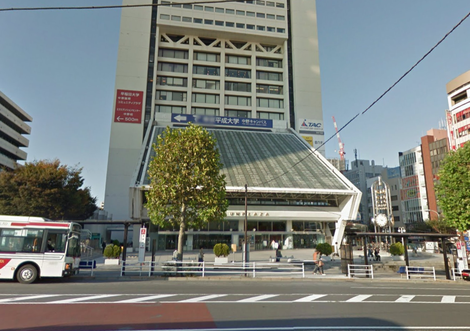 正面のバスターミナルから見た中野サンプラザの正面画像。