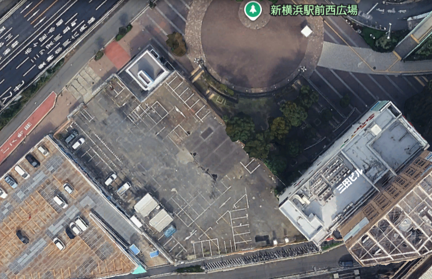 具体的な住所は「港北区新横浜2丁目1-5」で、現在は資材置き場などとして利用されている約2,796平方メートルの市有地です。駅前の西広場や環状2号線にも隣接しており、電車でも車でも非常にアクセスしやすい抜群の環境が予定地として選ばれました。