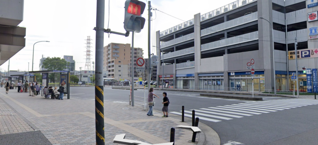 駐車場の1階に横浜銀行とローソン