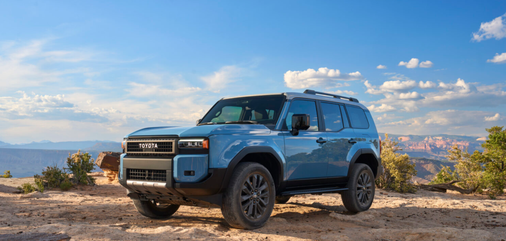 北米の大地に最強のハイブリッド搭載！北米版ランドクルーザー250「2027年モデル」が写っている画像。