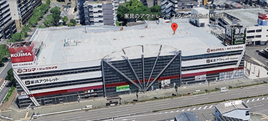 家具のアウトレットスタジオHattori熱田店+名古屋市熱田区大宝2丁目横から見た外観画像。屋上に駐車場があるのがわかる。ここにロピアが入る。