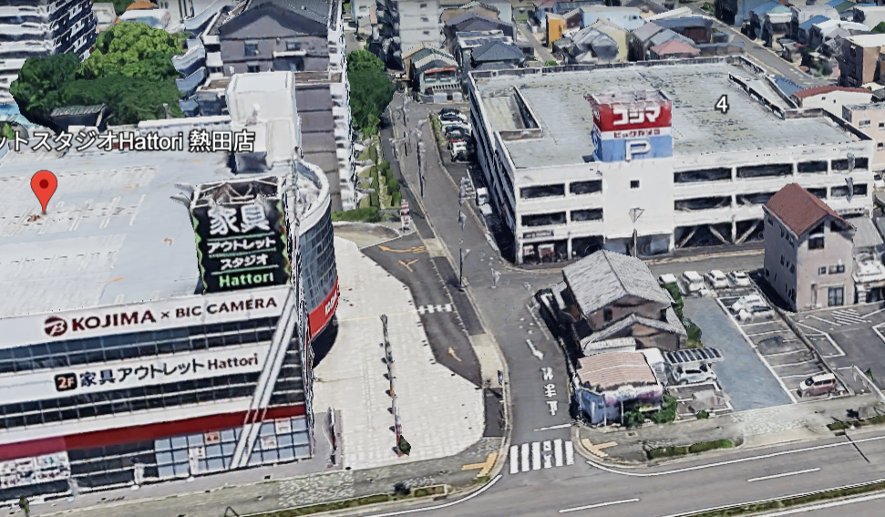 隣接した駐車場専用の建物の画像。