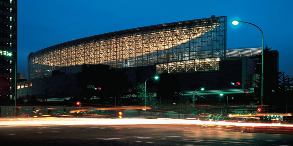 東京国際フォーラムは2029年1月から2030年3月末まで全館休館へ
夜間の外観画像。